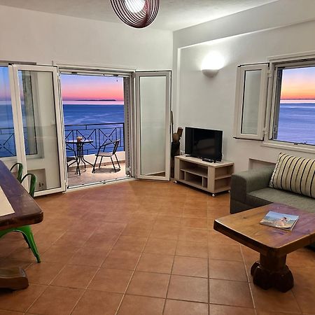 Roumers Himara Esterno foto