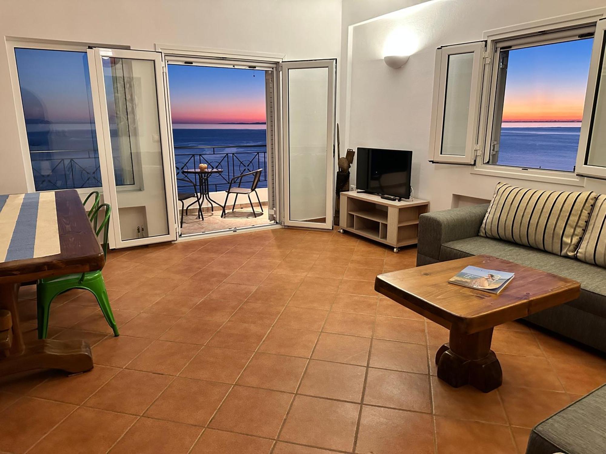Roumers Himara Esterno foto